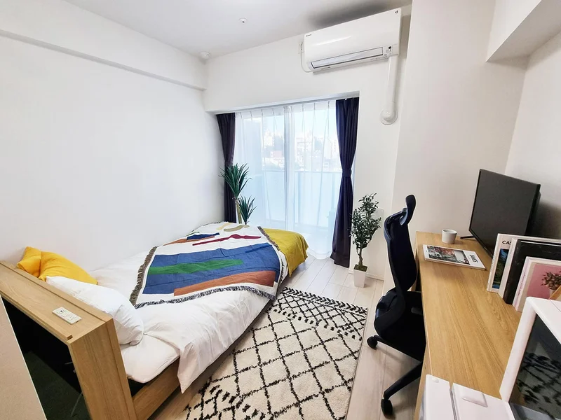 写真はお部屋のイメージです。ラグなどの室内装飾はございません。