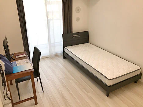 写真はお部屋のイメージです。ラグなどの室内装飾はございません。