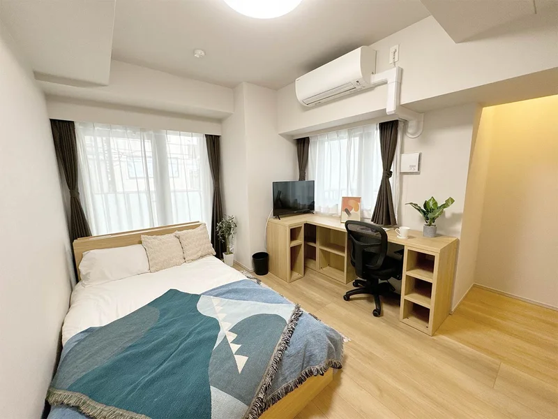 写真はお部屋のイメージです。ラグなどの室内装飾はございません。