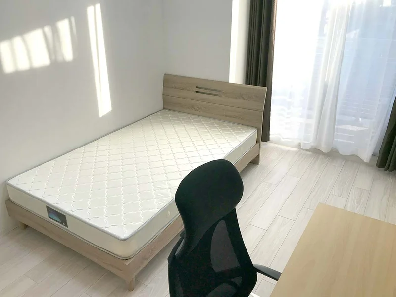写真はお部屋のイメージです。ラグなどの室内装飾はございません。