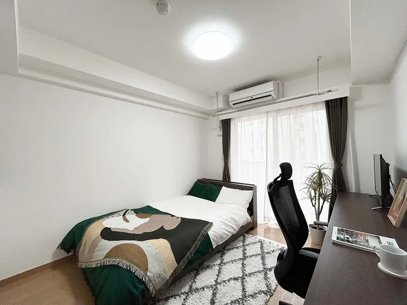 写真はお部屋のイメージです。ラグなどの室内装飾はございません。