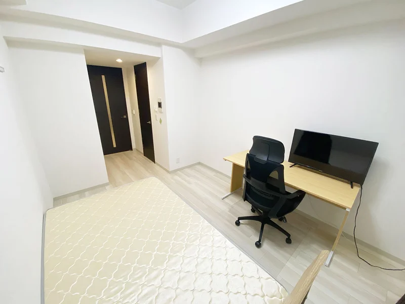 写真はお部屋のイメージです。ラグなどの室内装飾はございません。