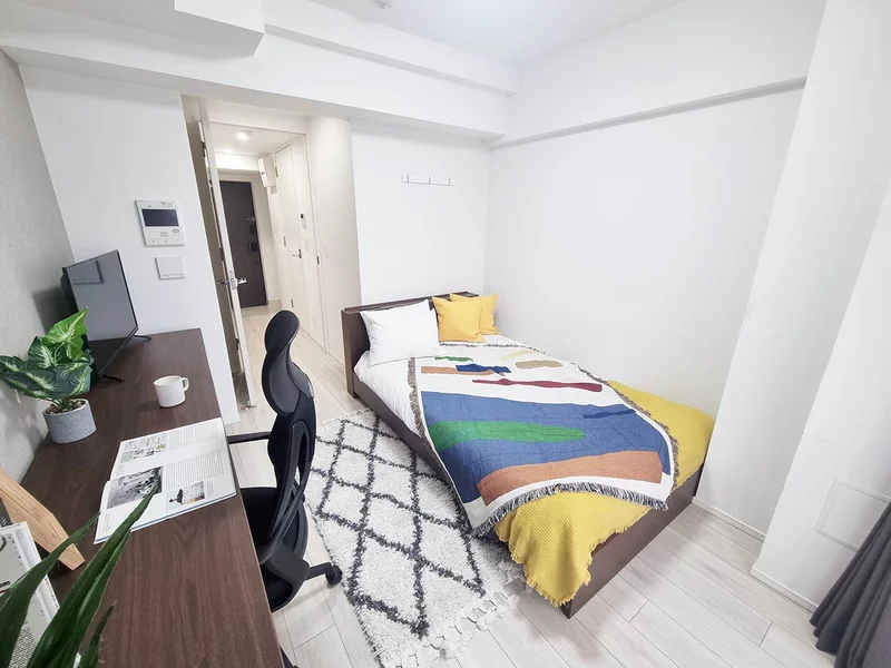 写真はお部屋のイメージです。ラグなどの室内装飾はございません。