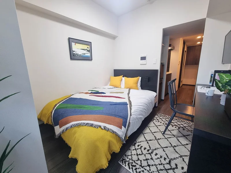 写真はお部屋のイメージです。ラグなどの室内装飾はございません。