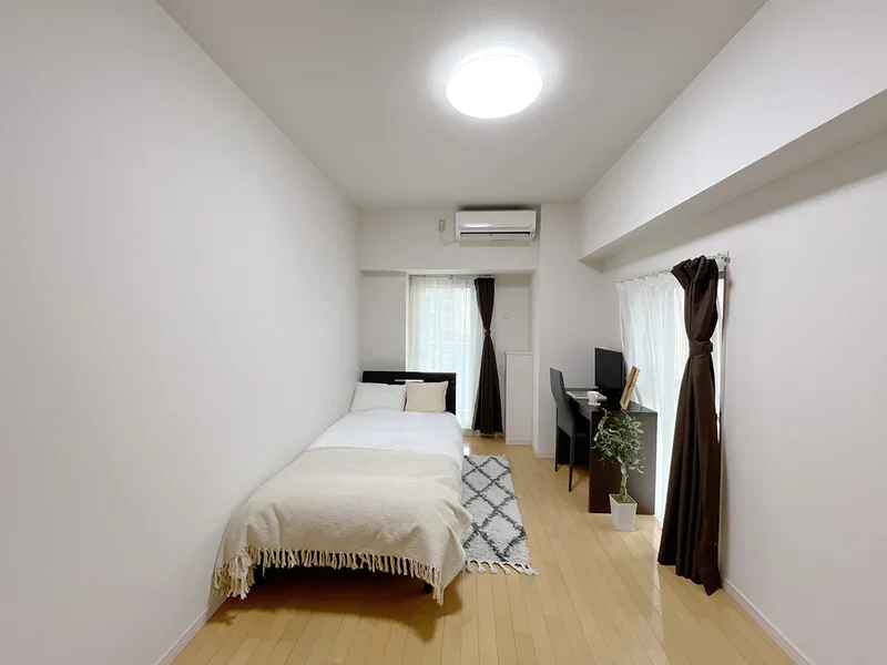 写真はお部屋のイメージです。ラグなどの室内装飾はございません。