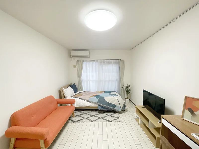 写真はお部屋のイメージです。ラグなどの室内装飾はございません。