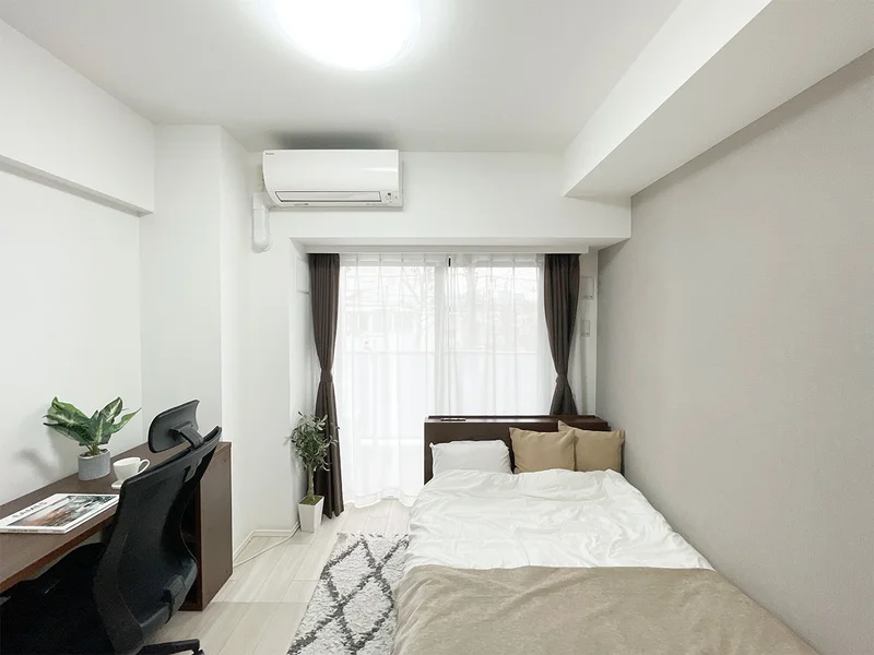 写真はお部屋のイメージです。ラグなどの室内装飾はございません。