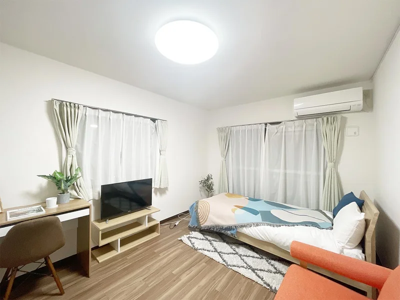 写真はお部屋のイメージです。ラグなどの室内装飾はございません。