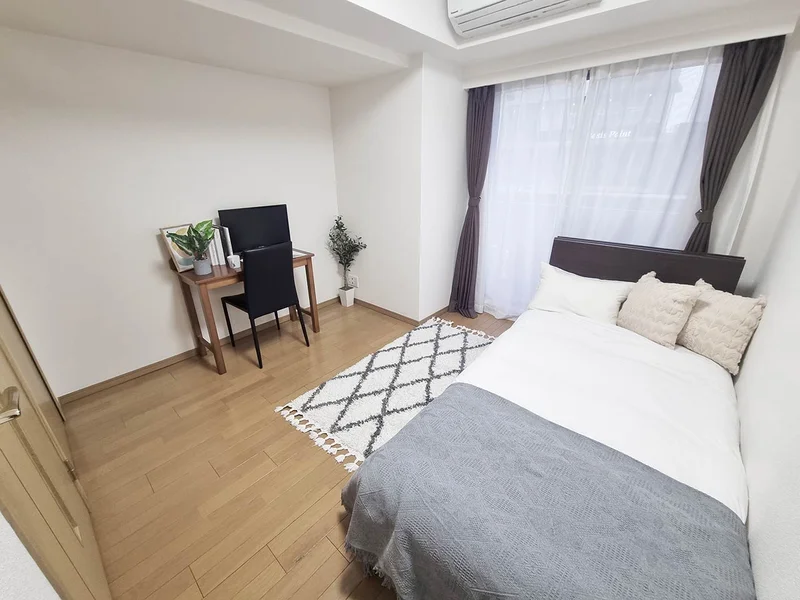 写真はお部屋のイメージです。ラグなどの室内装飾はございません。