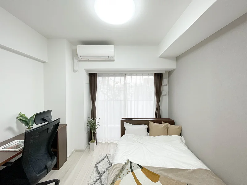 写真はお部屋のイメージです。ラグなどの室内装飾はございません。