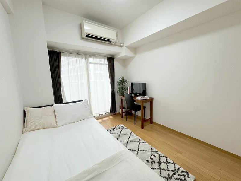 写真はお部屋のイメージです。ラグなどの室内装飾はございません。