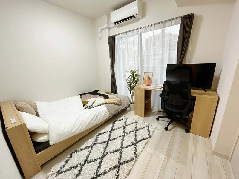 写真はお部屋のイメージです。ラグなどの室内装飾はございません。