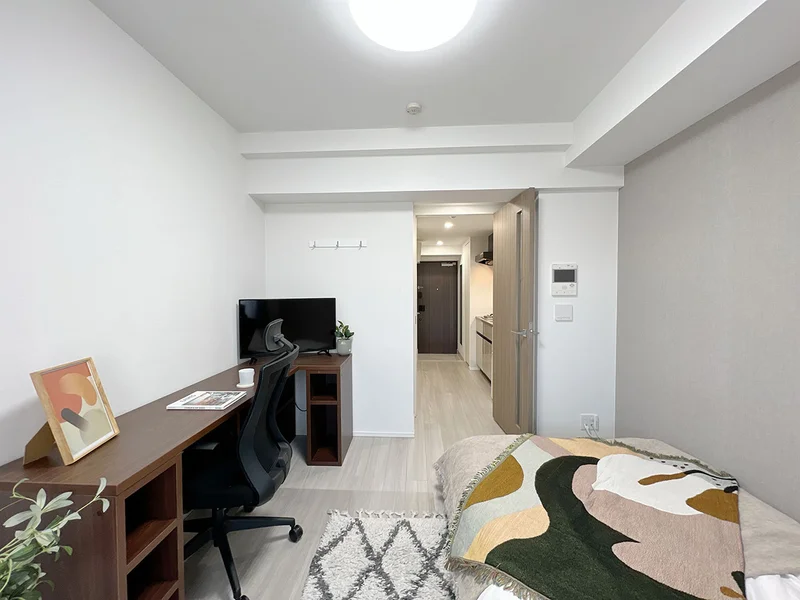 写真はお部屋のイメージです。ラグなどの室内装飾はございません。