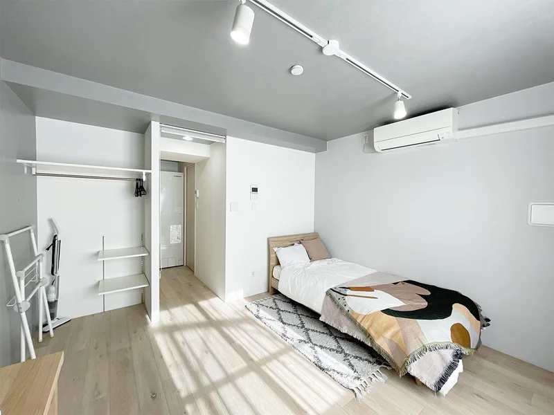 写真はお部屋のイメージです。ラグなどの室内装飾はございません。