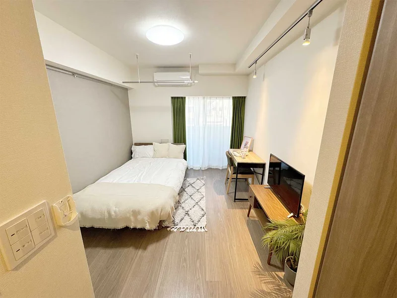 写真はお部屋のイメージです。ラグなどの室内装飾はございません。