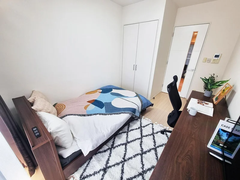 写真はお部屋のイメージです。ラグなどの室内装飾はございません。