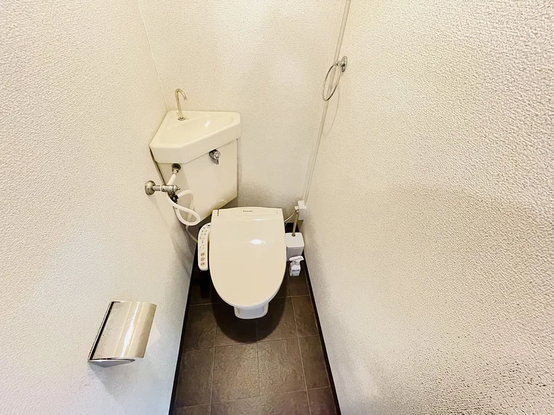 ウォシュレットつきのトイレです。老若男女皆様に安心してご利用いただけますね☆トイレにもトイレ用洗剤とトイレ用ブラシをご用意しておりますので長期ご利用の場合の気になる汚れなどもお掃除して頂けます＾＾