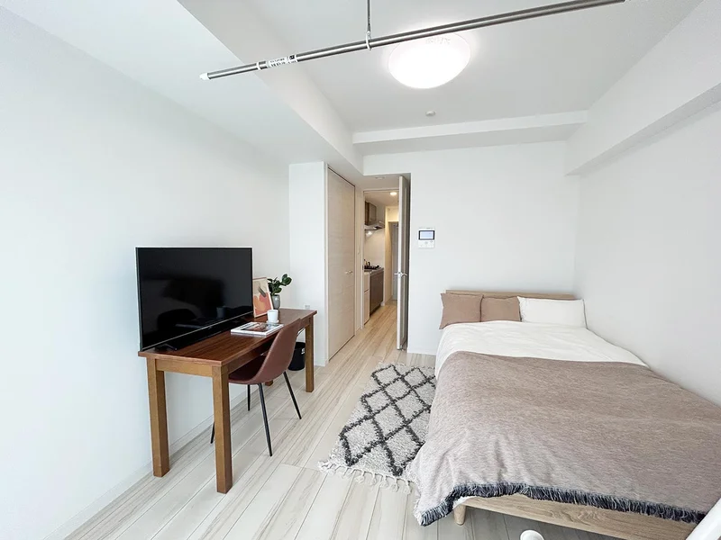 写真はお部屋のイメージです。ラグなどの室内装飾はございません。