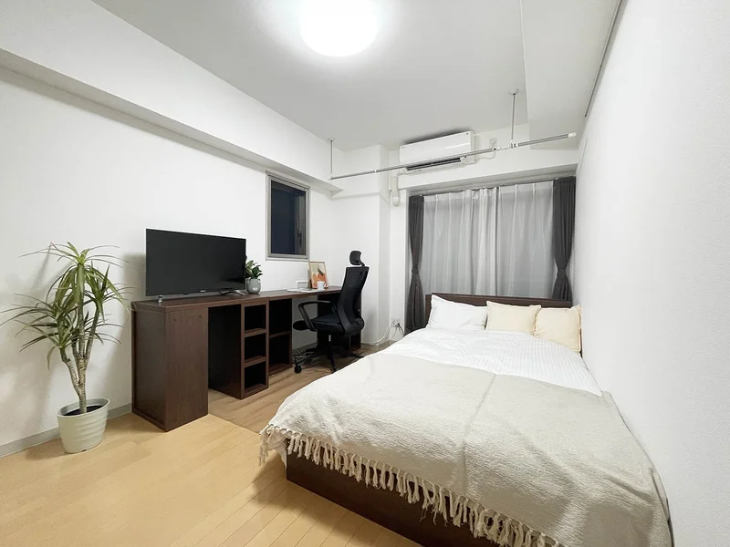 写真はお部屋のイメージです。ラグなどの室内装飾はございません。