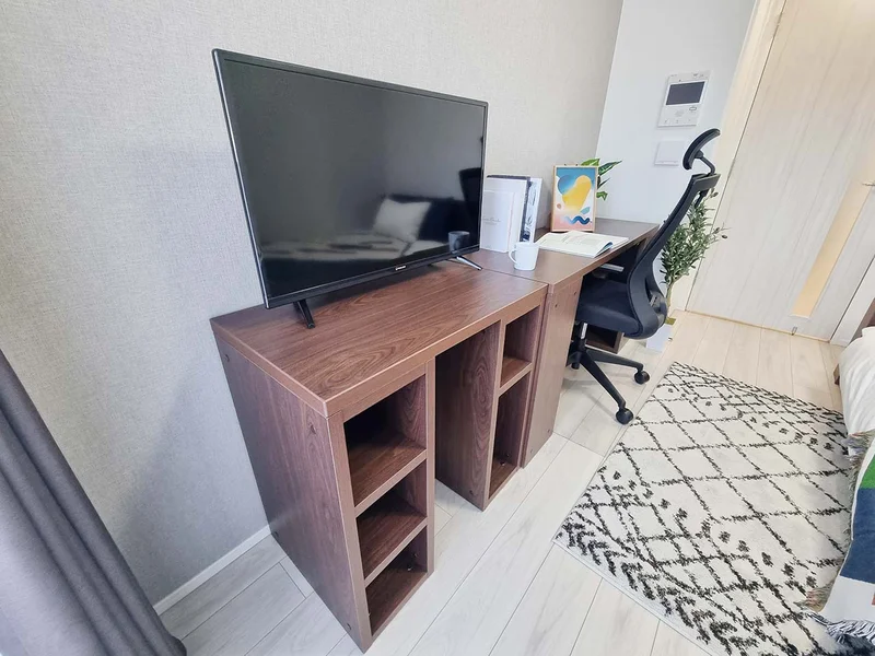 写真はお部屋のイメージです。ラグなどの室内装飾はございません。