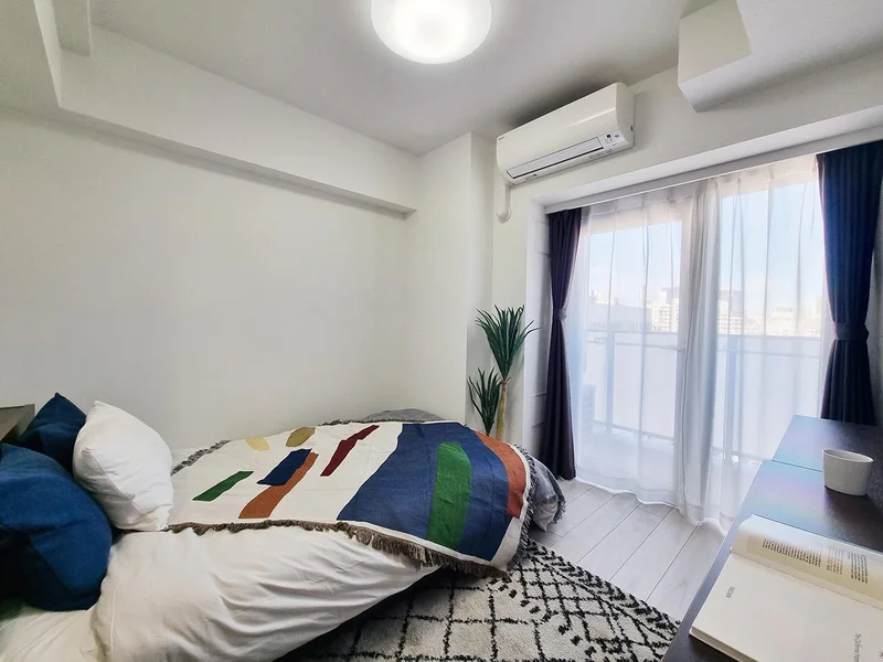 写真はお部屋のイメージです。ラグなどの室内装飾はございません。