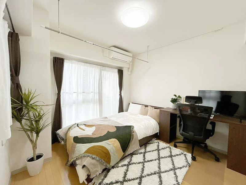 写真はお部屋のイメージです。ラグなどの室内装飾はございません。