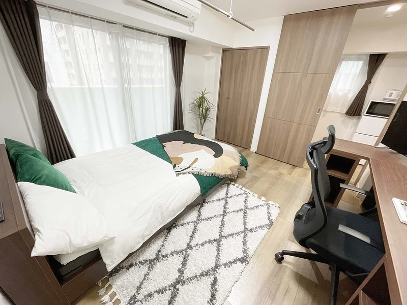 写真はお部屋のイメージです。ラグなどの室内装飾はございません。