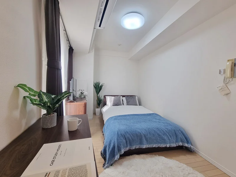 写真はお部屋のイメージです。ラグなどの室内装飾はございません。