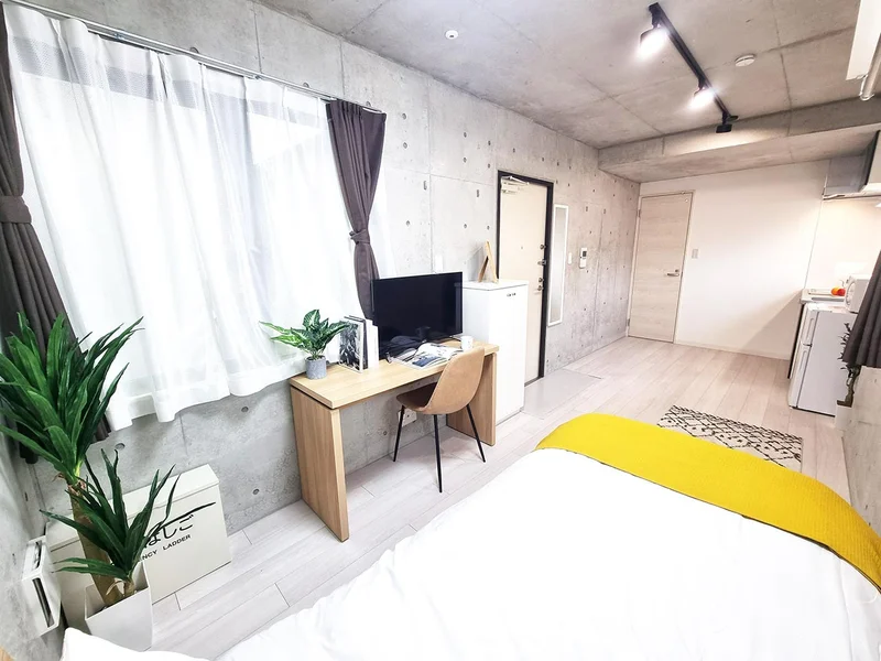 写真はお部屋のイメージです。ラグなどの室内装飾はございません。