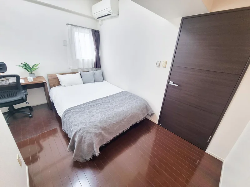 写真はお部屋のイメージです。ラグなどの室内装飾はございません。