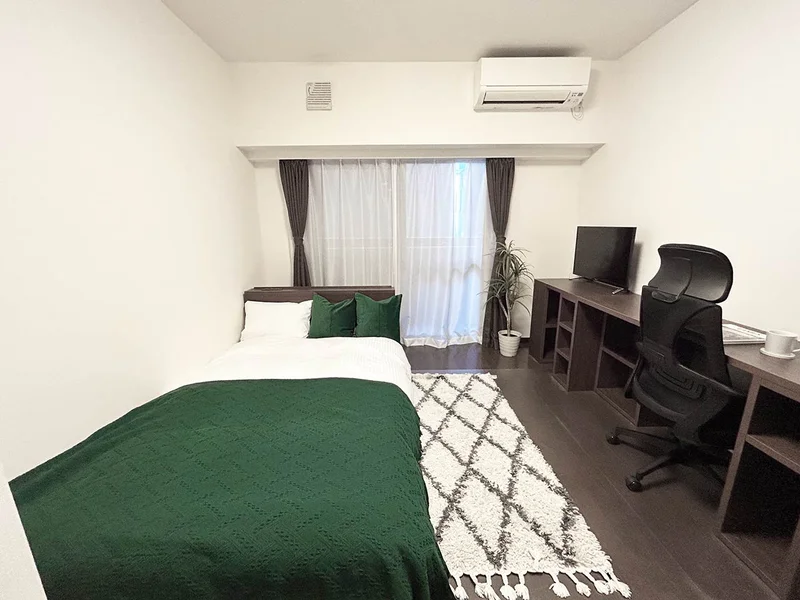 写真はお部屋のイメージです。ラグなどの室内装飾はございません。