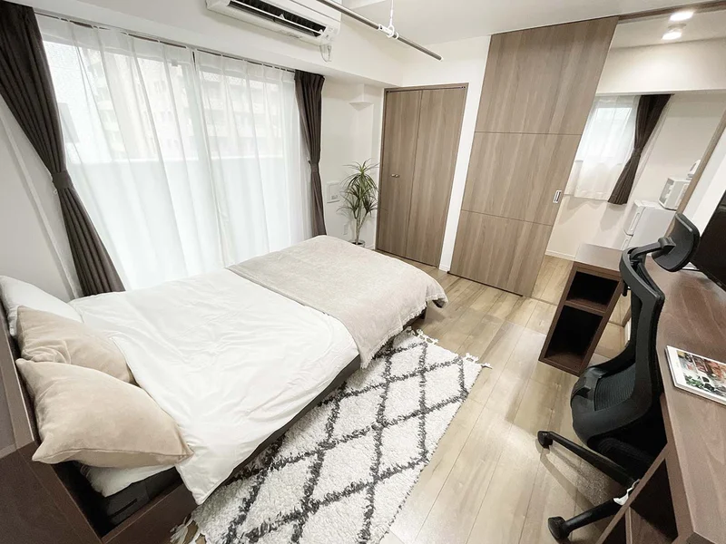 写真はお部屋のイメージです。ラグなどの室内装飾はございません。