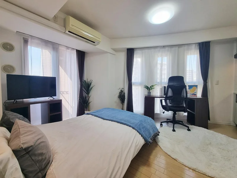 写真はお部屋のイメージです。ラグなどの室内装飾はございません。