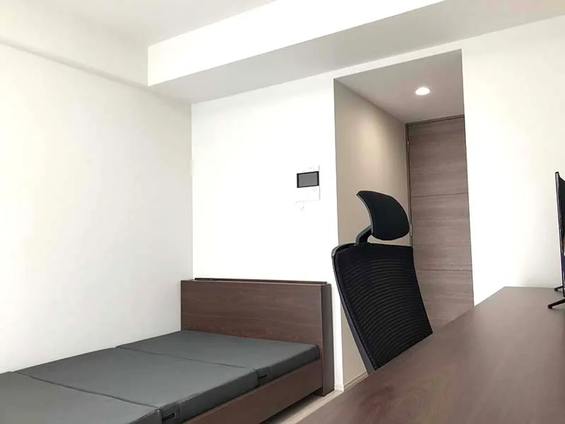 写真はお部屋のイメージです。ラグなどの室内装飾はございません。