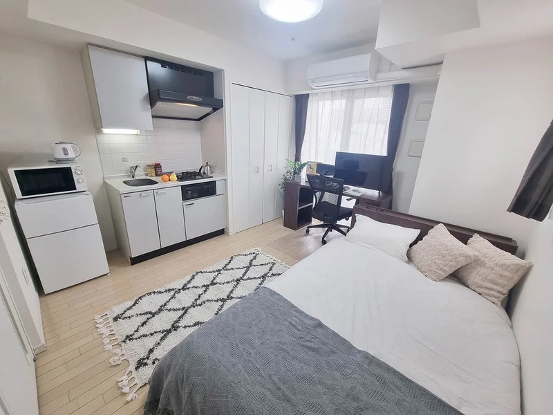 写真はお部屋のイメージです。ラグなどの室内装飾はございません。