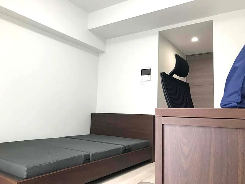 写真はお部屋のイメージです。ラグなどの室内装飾はございません。