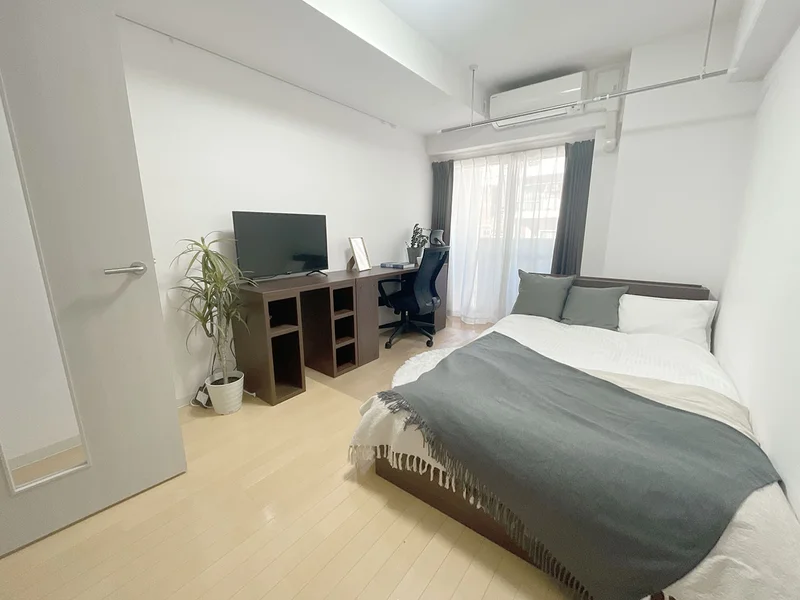 写真はお部屋のイメージです。ラグなどの室内装飾はございません。