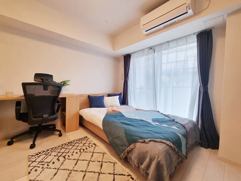 写真はお部屋のイメージです。ラグなどの室内装飾はございません。