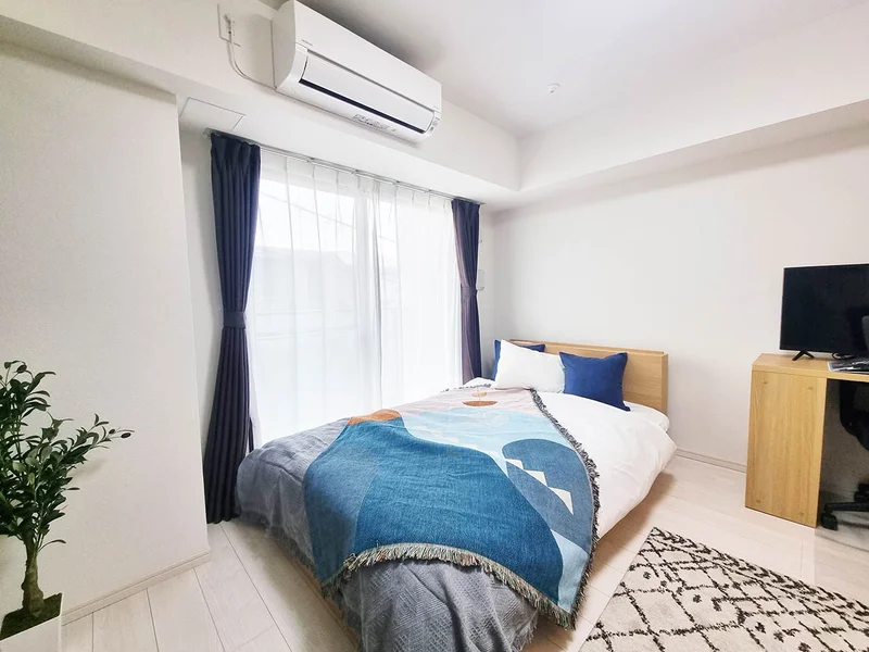 写真はお部屋のイメージです。ラグなどの室内装飾はございません。