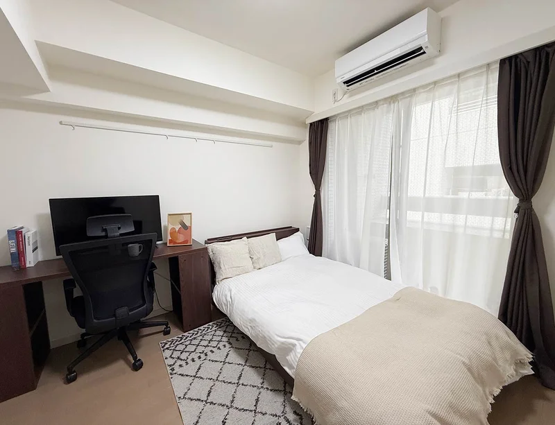 写真はお部屋のイメージです。ラグなどの室内装飾はございません。