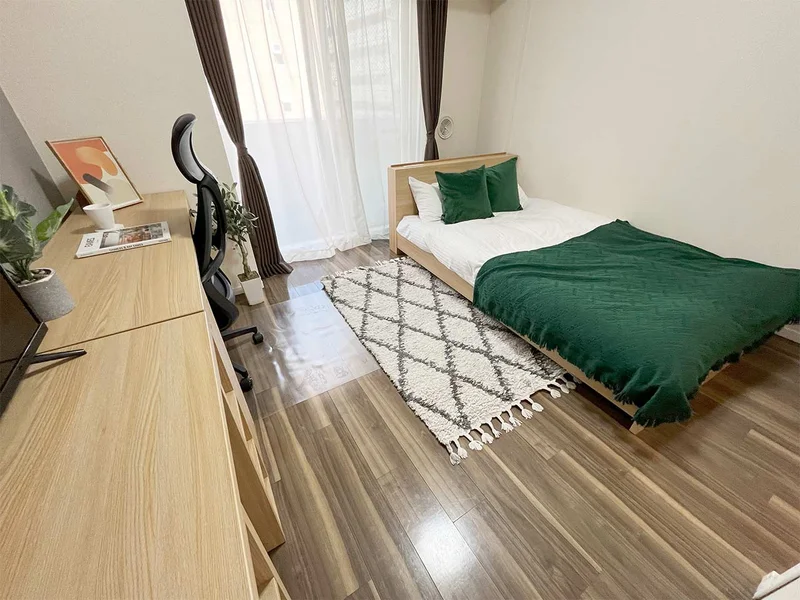 写真はお部屋のイメージです。ラグなどの室内装飾はございません。