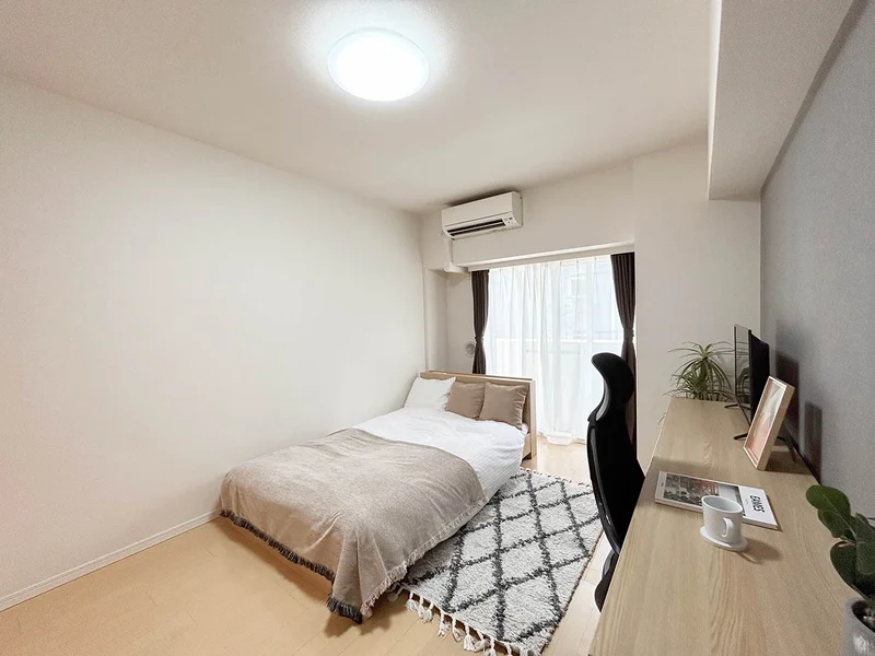 写真はお部屋のイメージです。ラグなどの室内装飾はございません。