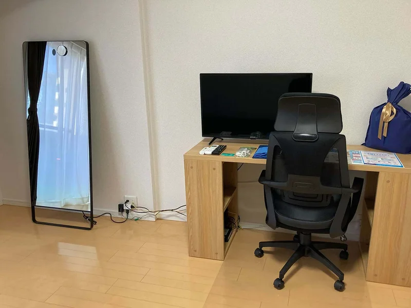 写真はお部屋のイメージです。ラグなどの室内装飾はございません。
