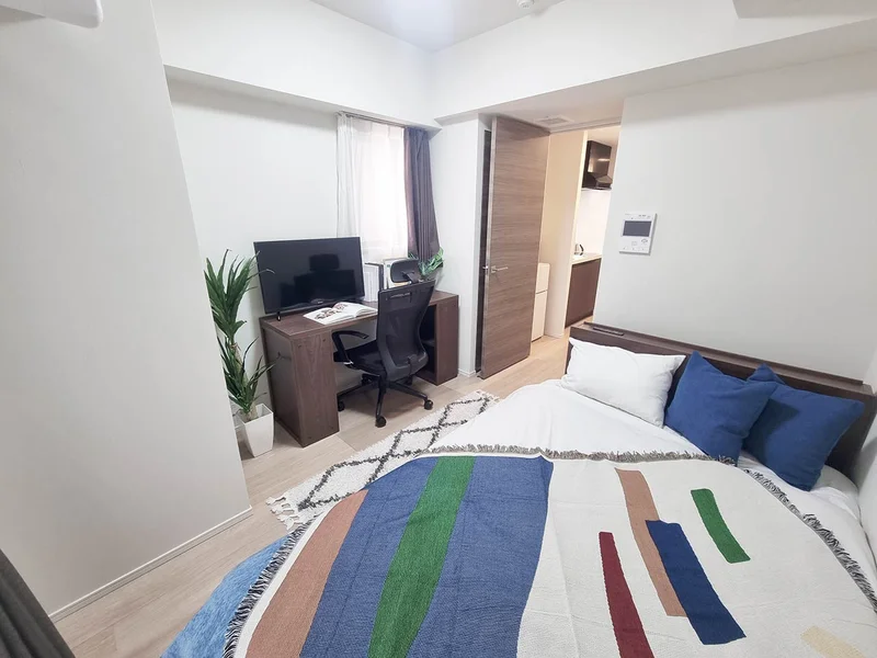 写真はお部屋のイメージです。ラグなどの室内装飾はございません。