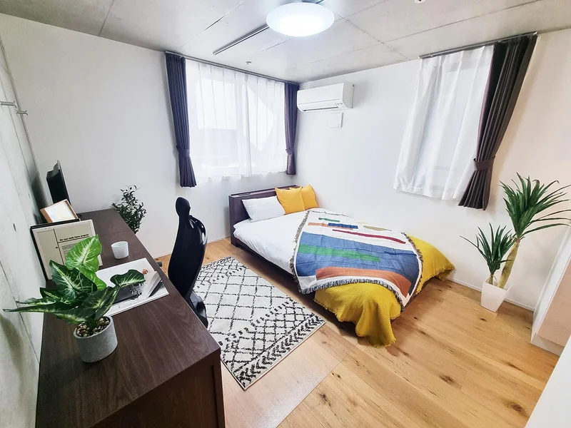 写真はお部屋のイメージです。ラグなどの室内装飾はございません。