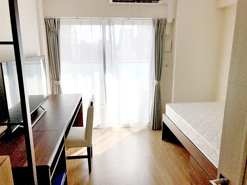 写真はお部屋のイメージです。ラグなどの室内装飾はございません。