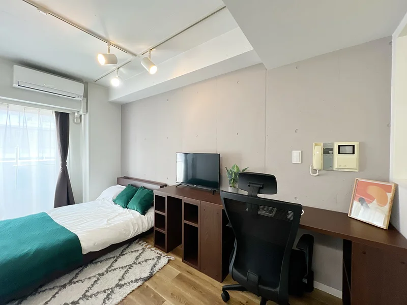 写真はお部屋のイメージです。ラグなどの室内装飾はございません。