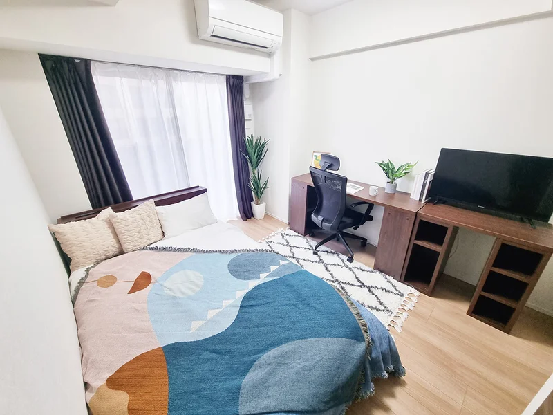 写真はお部屋のイメージです。ラグなどの室内装飾はございません。