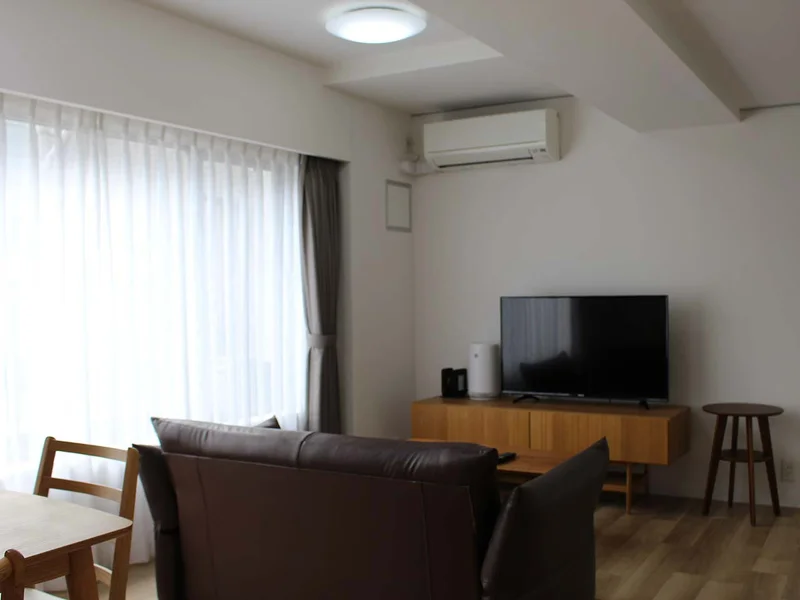写真はお部屋のイメージです。ラグなどの室内装飾はございません。