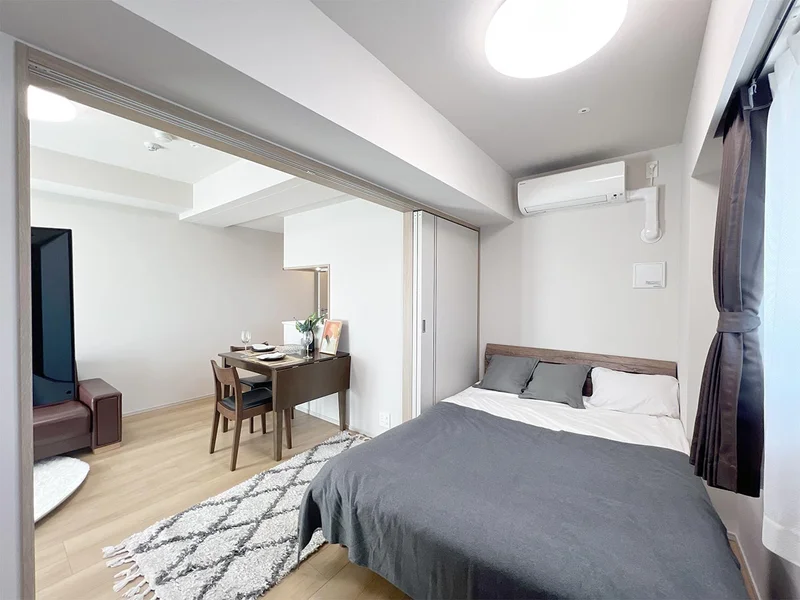 写真はお部屋のイメージです。ラグなどの室内装飾はございません。